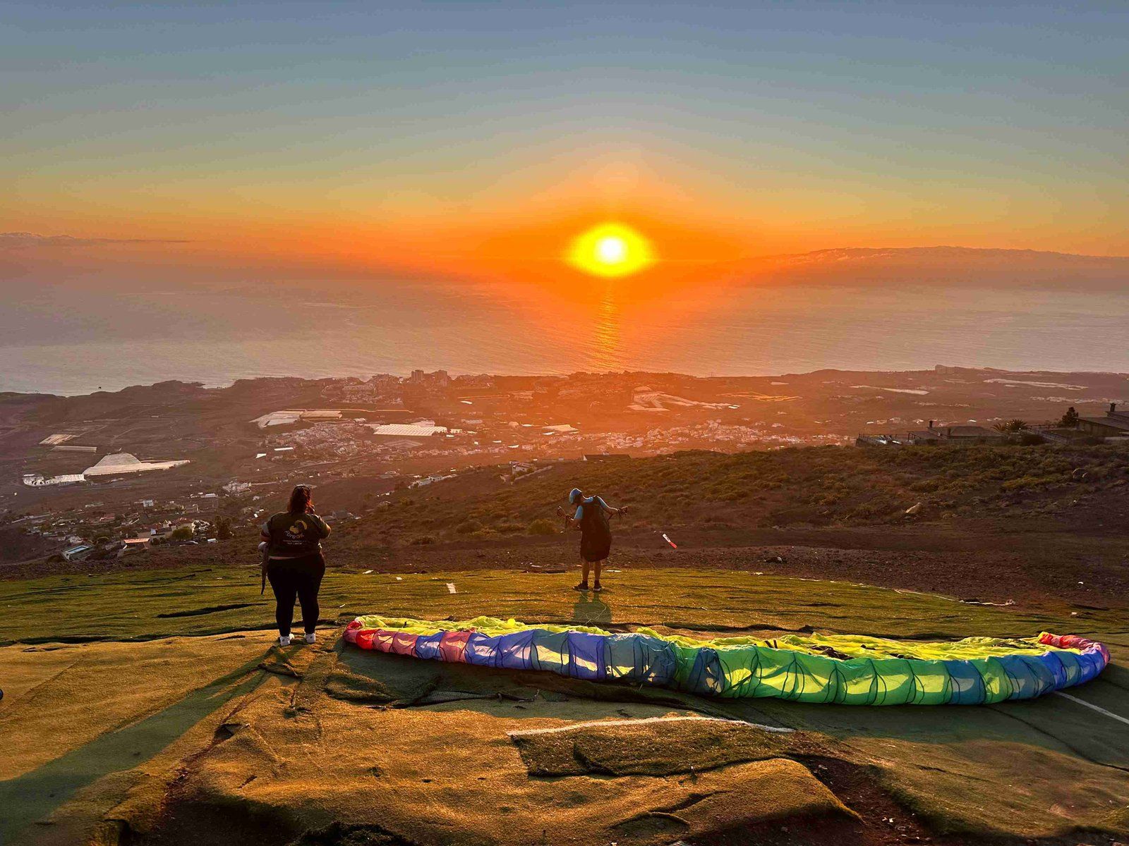 Parapente sobre la costa de Tenerife