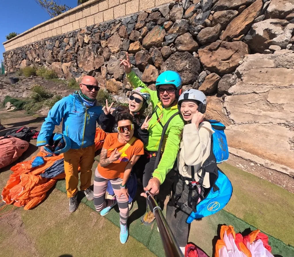 Daniel Crespo y Félix Rodríguez, pilotos de Sky of Tenerife, con su equipo de vuelo